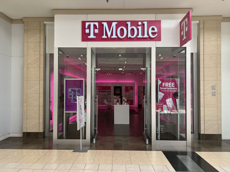 Exterior photo of T-Mobile Store at Park City Center, Lancaster, PA