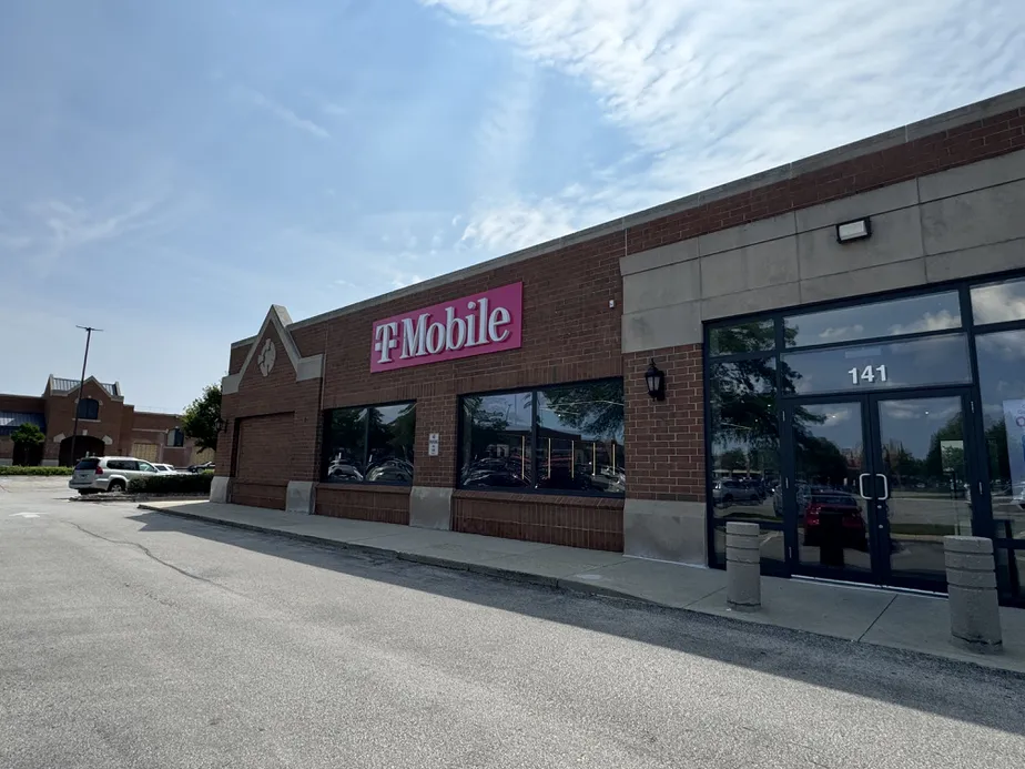  Exterior photo of T-Mobile Store at Skokie Blvd & Lake Cook Rd, Northbrook, IL 