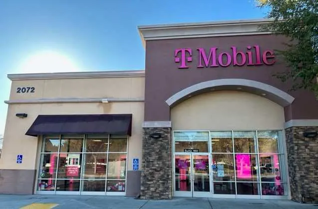 Foto del exterior de la tienda T-Mobile en E 20th St & Huntington Dr, Chico, CA