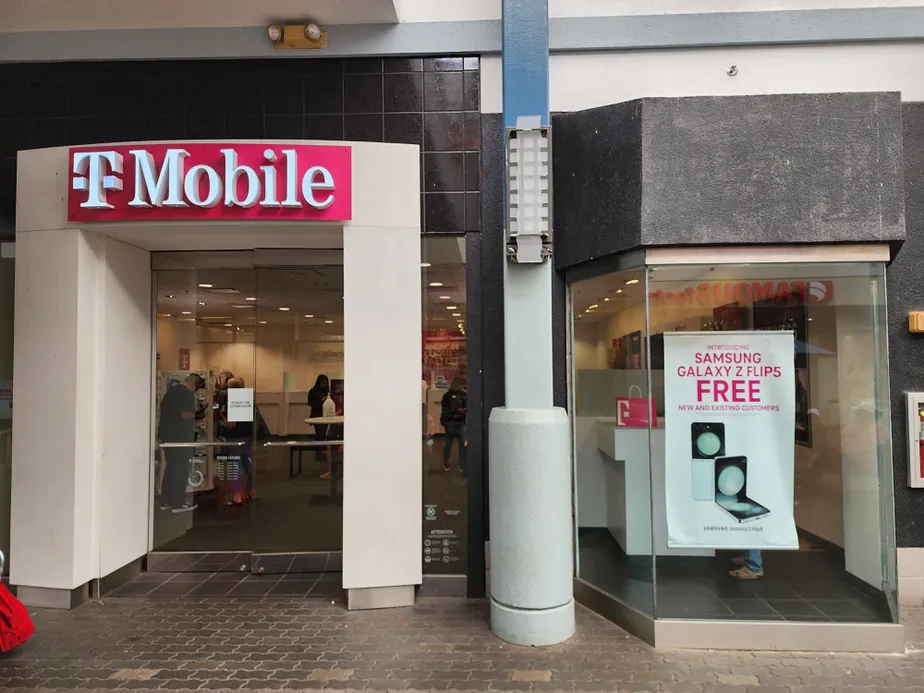 Exterior photo of T-Mobile Store at Queen Kaahumanu Center, Kahului, HI