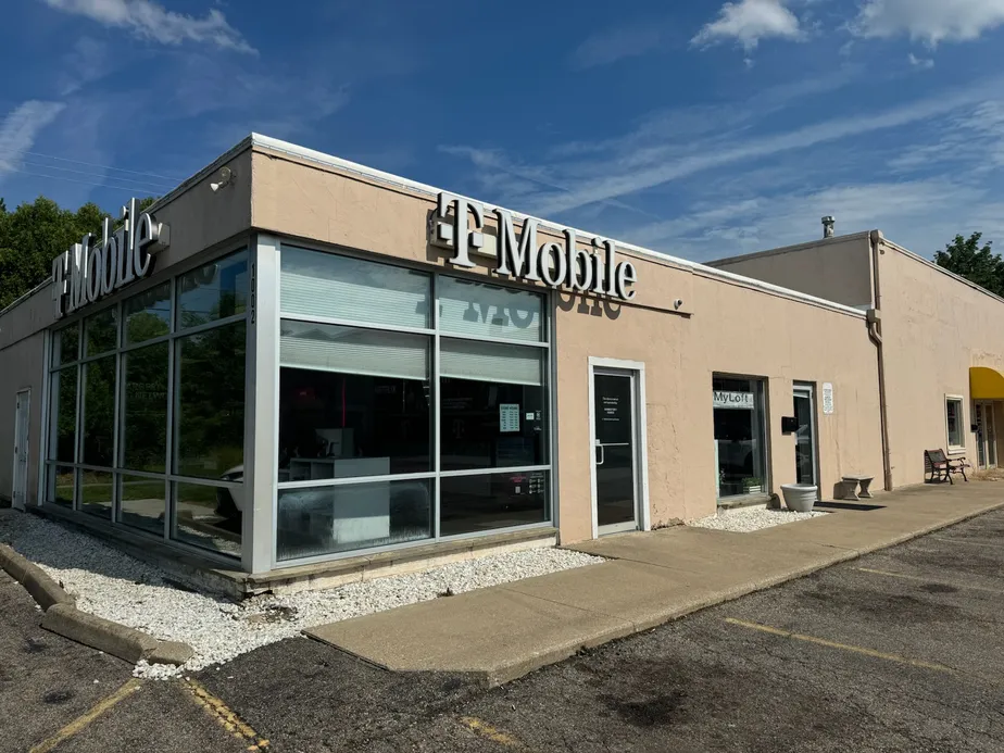  Exterior photo of T-Mobile Store at Coshocton Ave & Coshocton Rd, Mount Vernon, OH 