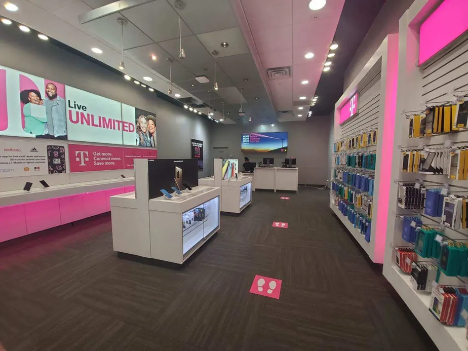 Foto del interior de la tienda T-Mobile en Rosedale Center 5, Roseville, MN