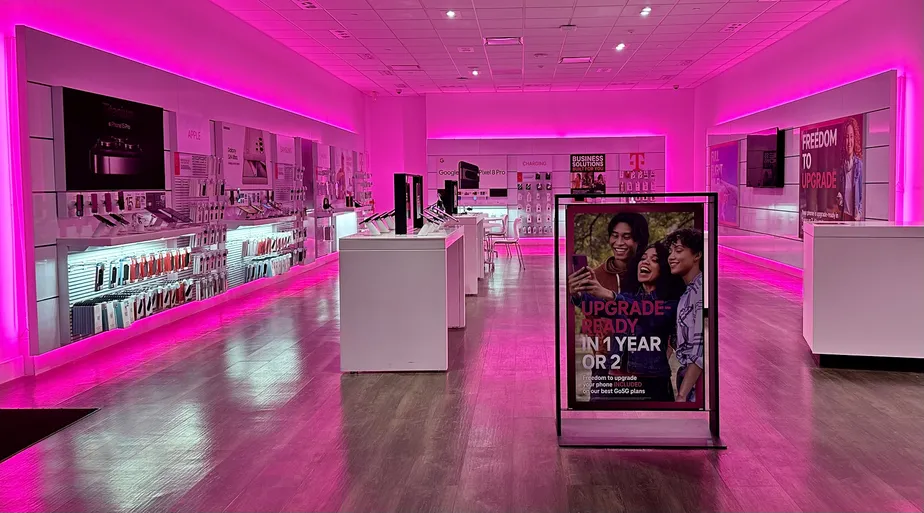 Foto del interior de la tienda T-Mobile en Washington & Franklin, Boston, MA