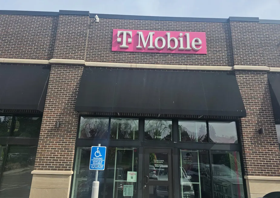 Foto del exterior de la tienda T-Mobile en London Rd & 21st Ave, Duluth, MN