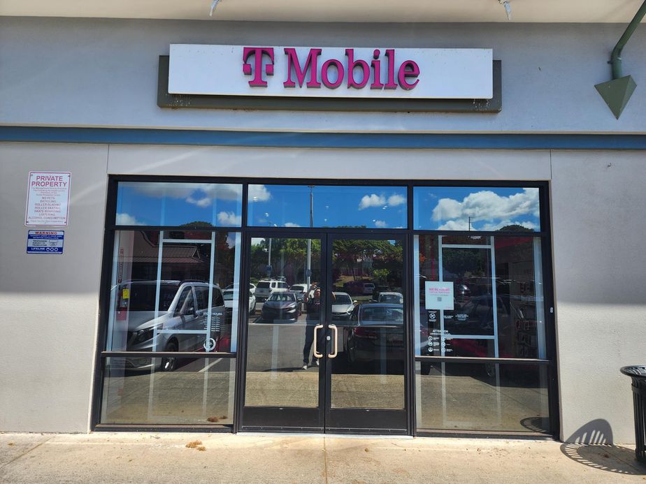 Exterior photo of T-Mobile Store at Kunia Shopping Center, Waipahu, HI