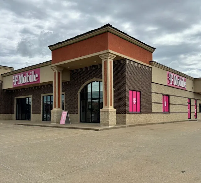  Exterior photo of T-Mobile Store at Sunnybrook Dr & US-20, Sioux City, IA 