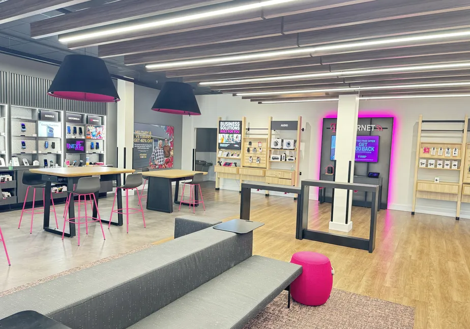 Foto del interior de la tienda T-Mobile en Shadowlake Towne Center, Papillion, NE
