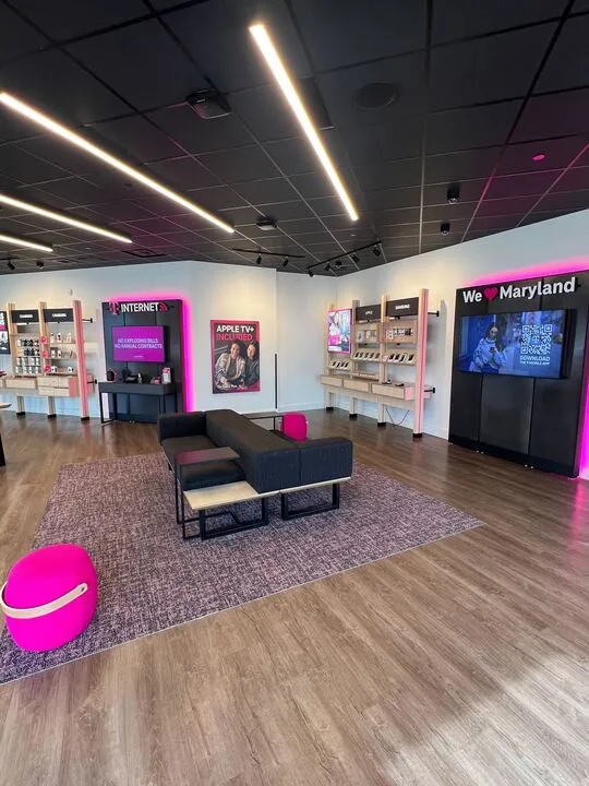 Foto del interior de la tienda T-Mobile en Woodmore Towne Centre, Lanham, MD
