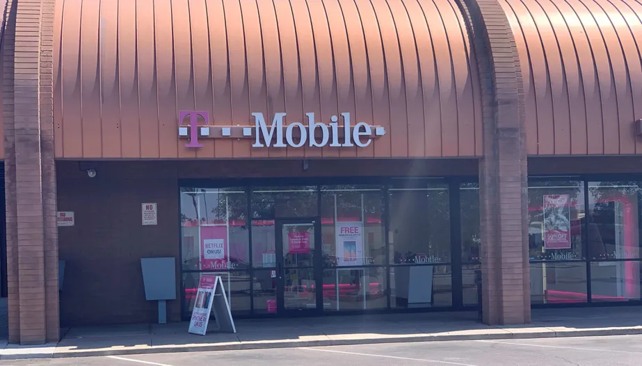 Exterior photo of T-Mobile store at 67th & Peoria, Peoria, AZ