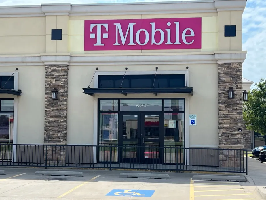  Exterior photo of T-Mobile Store at 89th & Western, Oklahoma City, OK 