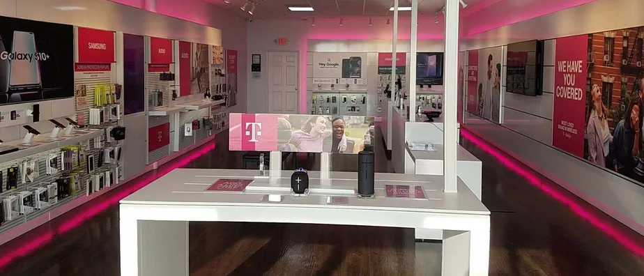 Foto del interior de la tienda T-Mobile en Fry Rd & Miramesa Dr, Cypress, TX