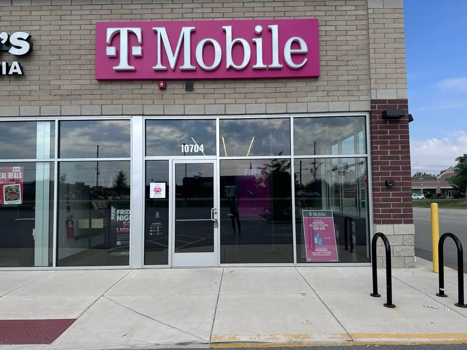  Exterior photo of T-Mobile Store at Broadway & E 107th Ave, Crown Point, IN 