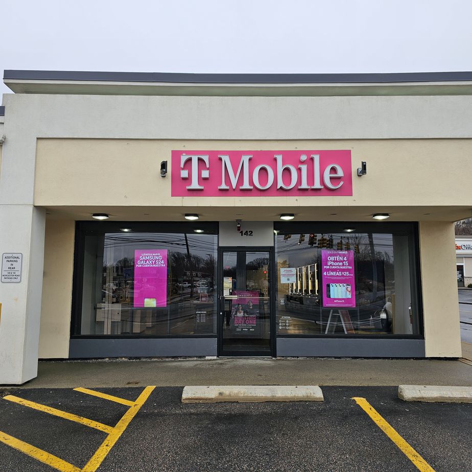 Exterior photo of T-Mobile Store at Worcester & Caldor, Framingham, MA