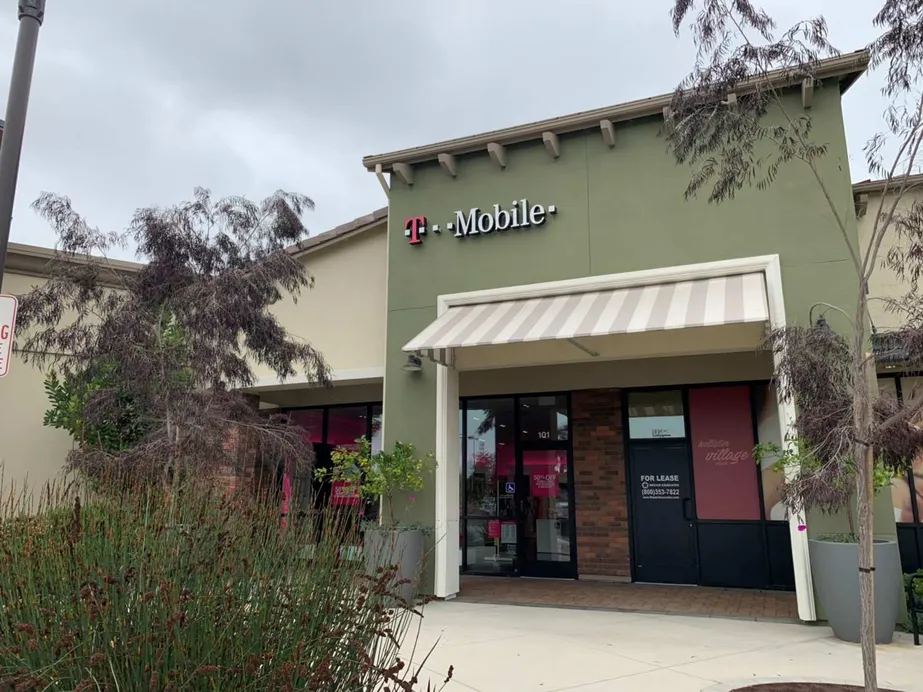 Foto del exterior de la tienda T-Mobile en Hollister & Storke, Goleta, CA