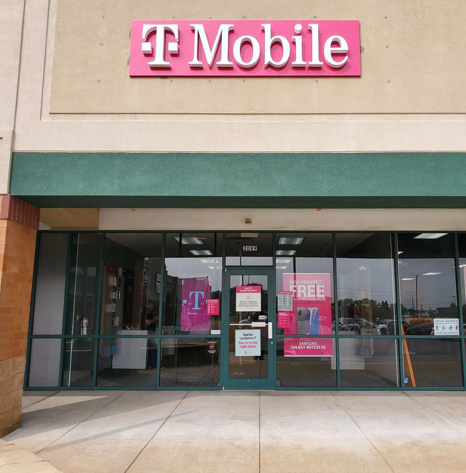 Exterior photo of T-Mobile store at Washington Xing & Steutermann Rd, Washington, MO