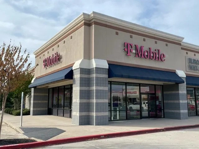 Exterior photo of T-Mobile Store at I-45 & Sh 105, Conroe, TX