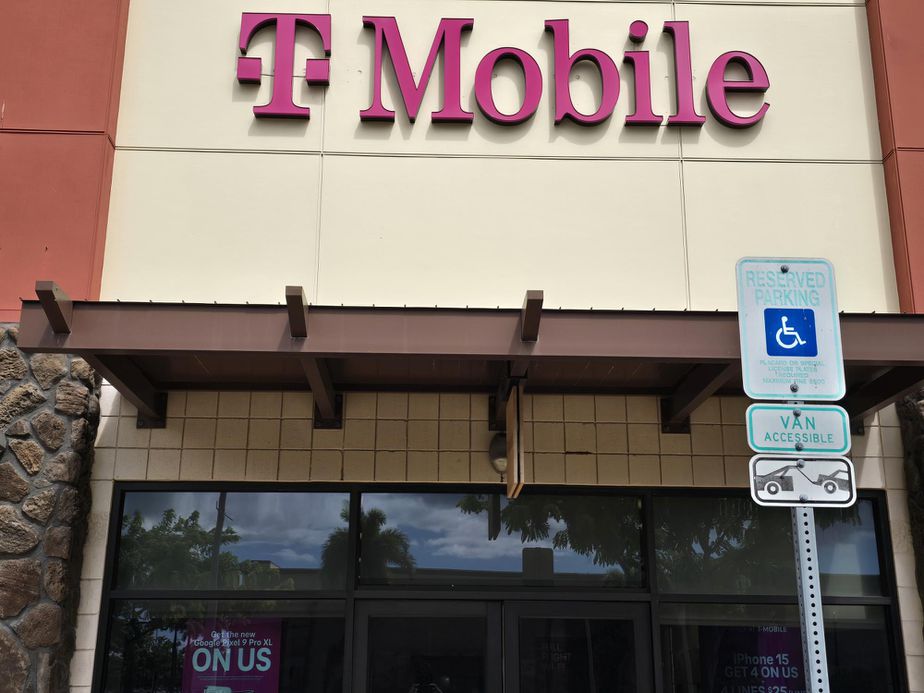 Exterior photo of T-Mobile Store at Kapolei Commons, Kapolei, HI