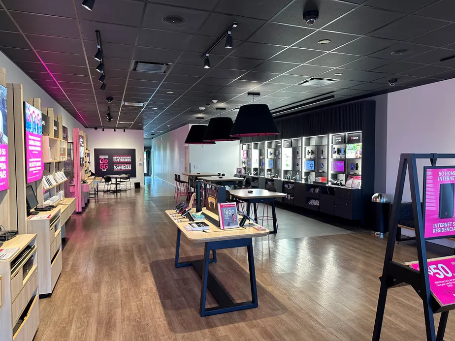 Foto del interior de la tienda T-Mobile en Worcester Rd & Caldor Rd, Framingham, MA