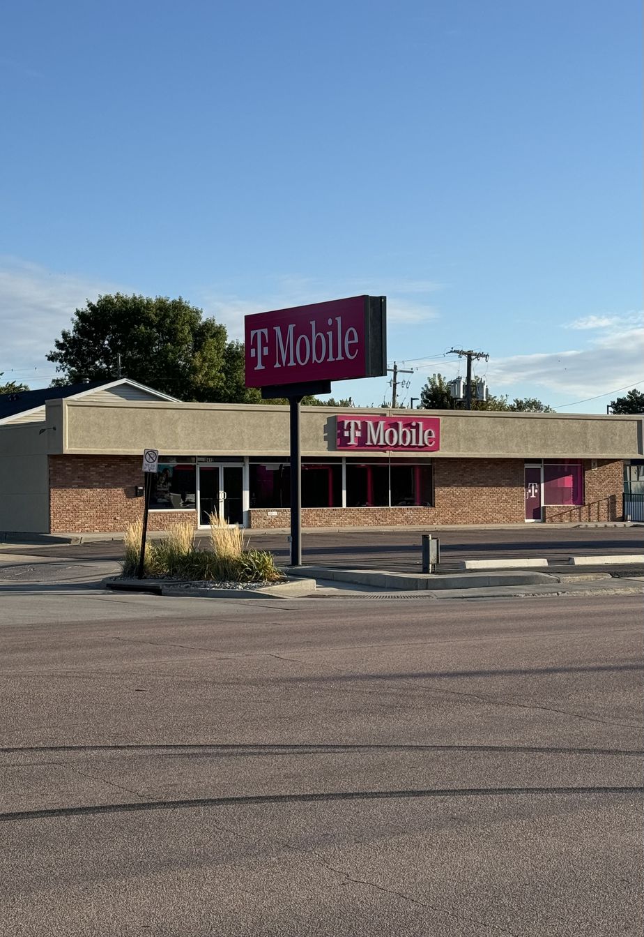Exterior photo of T-Mobile Store at 41st & Elmwood, Sioux Falls, SD