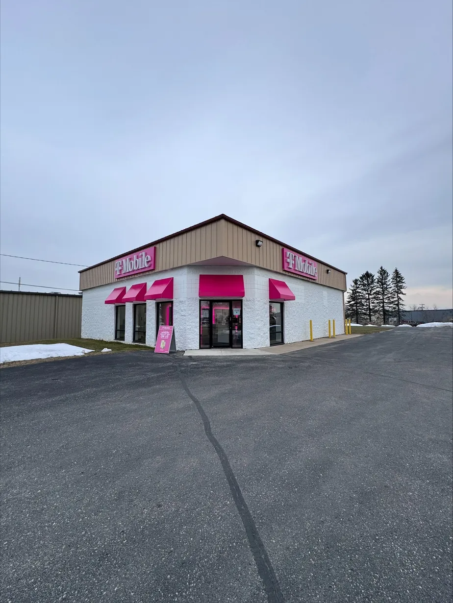  Exterior photo of T-Mobile Store at Egg Harbor Rd & N 12th Ave, Sturgeon Bay, WI 