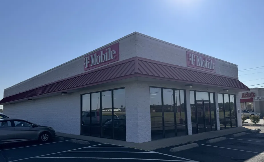  Exterior photo of T-Mobile Store at Campbellsville & Bypass, Campbellsville, KY 