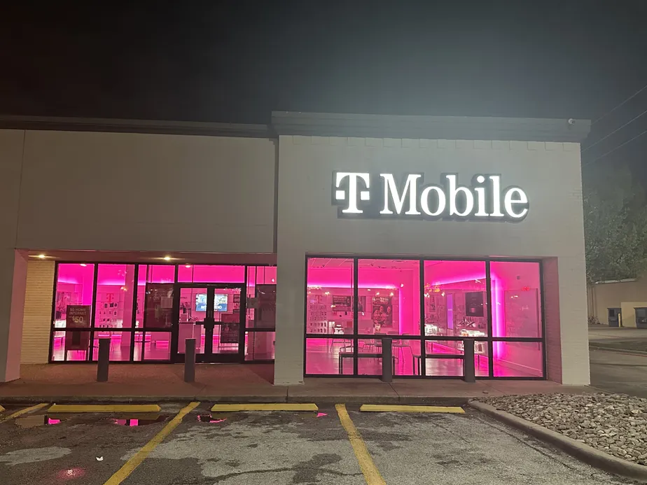  Exterior photo of T-Mobile Store at Campbell Rd & Coit Rd, Dallas, TX 