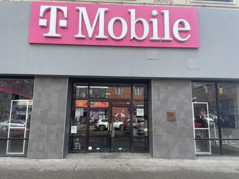 Foto del exterior de la tienda T-Mobile en Pitkin Ave & Rockaway Ave, Brooklyn, NY
