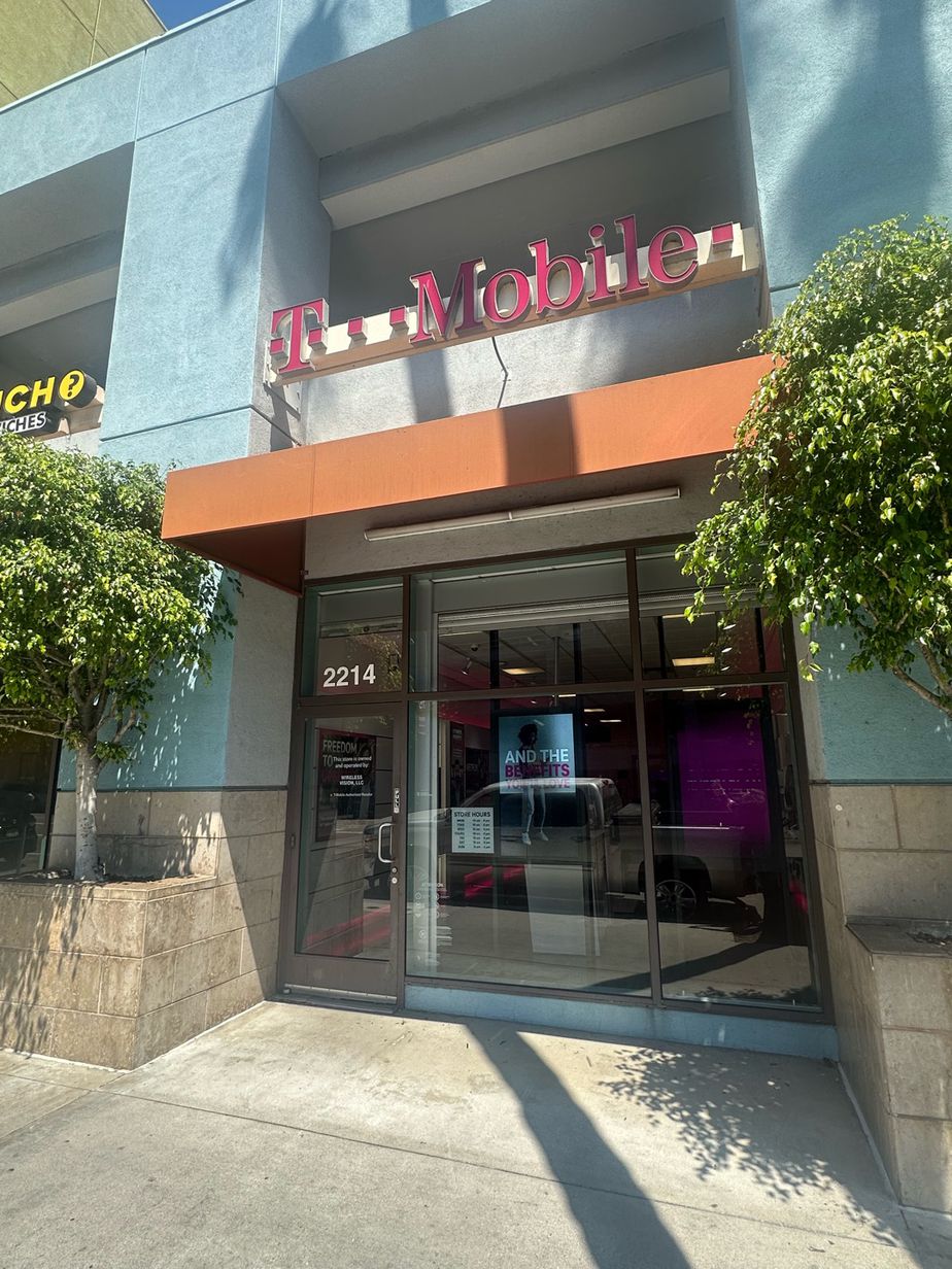 Exterior photo of T-Mobile Store at Olympic & Sawtelle, Los Angeles, CA