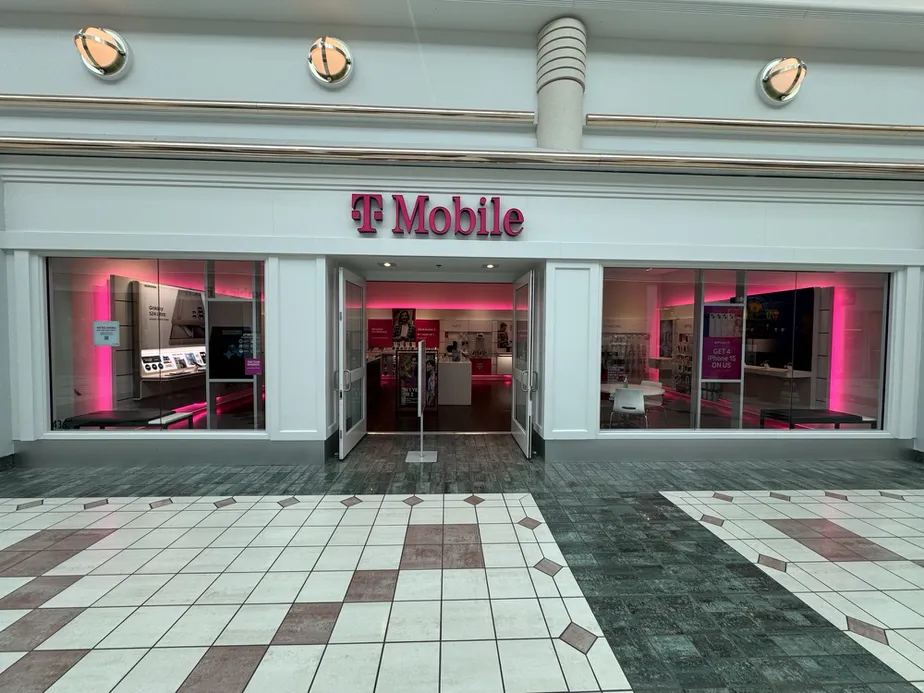 Foto del exterior de la tienda T-Mobile en Eastview Mall, Victor, NY