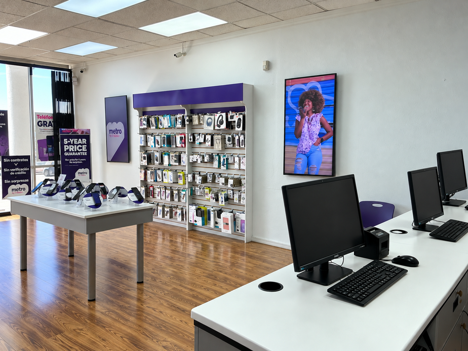Metro by T-Mobile 9112 Camp Bowie West Blvd - 9112 Camp Bowie West Blvd 