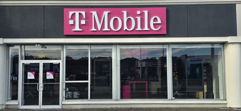  Exterior photo of T-Mobile Store at Route 110 & Norwich St, Huntington Station, NY 
