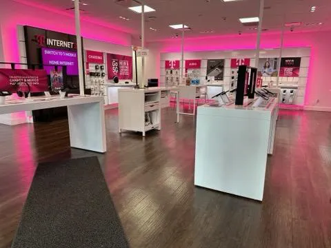 Foto del interior de la tienda T-Mobile en Sherman Ave & Church St, Evanston, IL