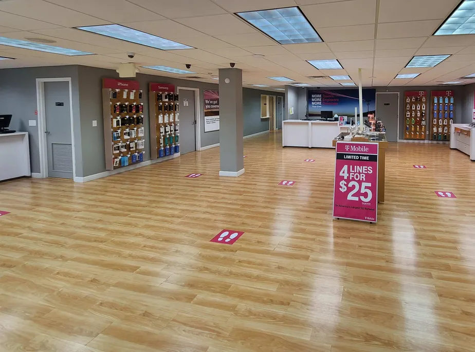 Interior photo of T-Mobile Store at Som Center Rd & Baldwin Rd, Solon, OH