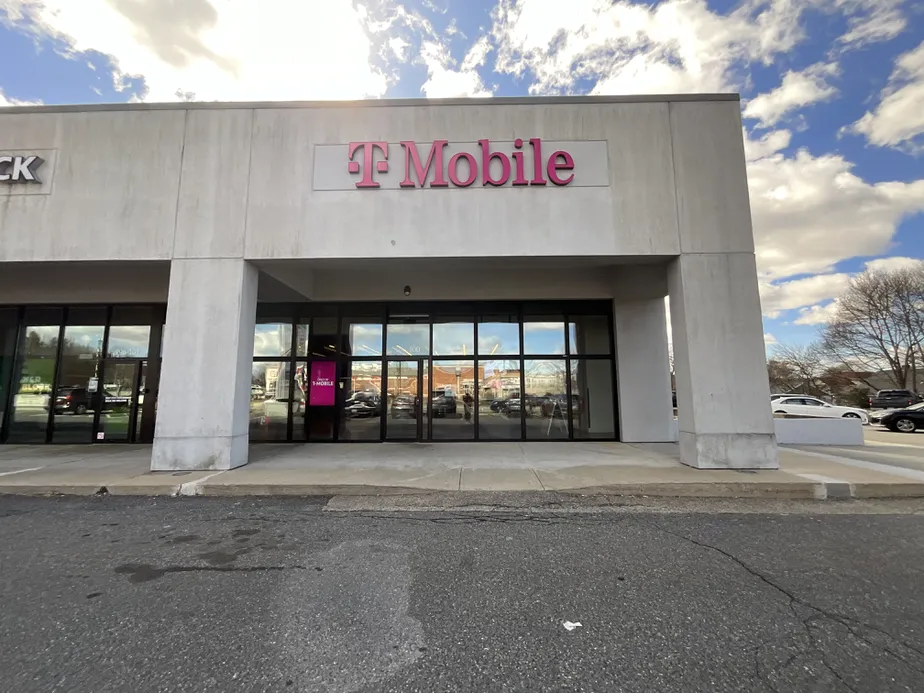  Exterior photo of T-Mobile Store at Boston Tpk & Svenson, Shrewsbury, MA 