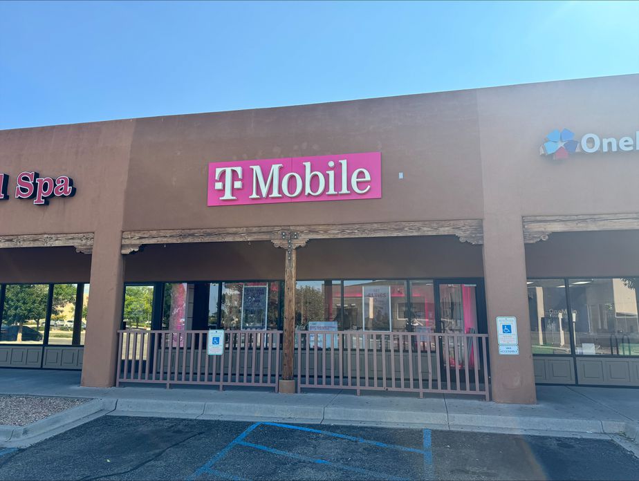 Exterior photo of T-Mobile Store at Cerrillos & Rodeo, Santa Fe, NM