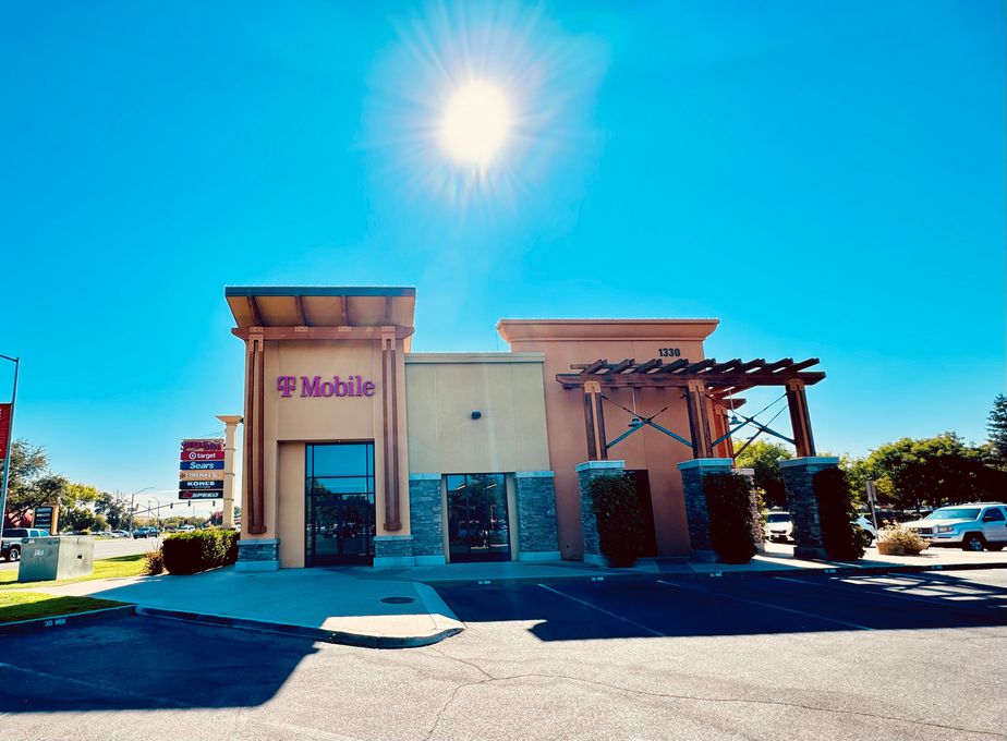 Exterior photo of T-Mobile Store at Clovis & Shaw, Clovis, CA