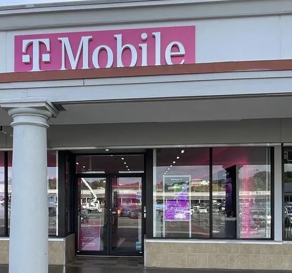 Foto del exterior de la tienda T-Mobile en Plaza Fajardo, Fajardo, PR
