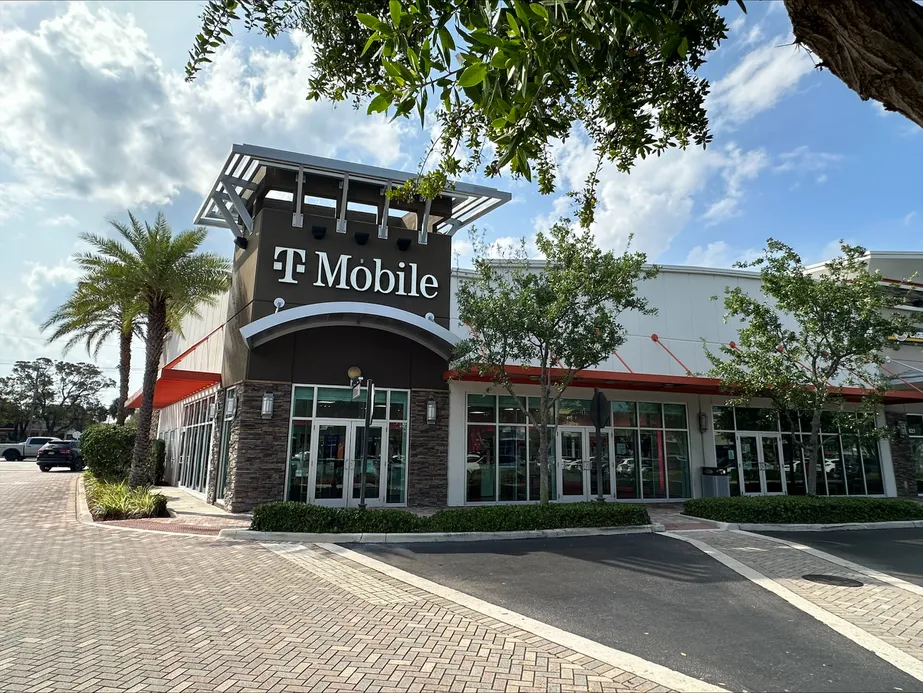 Foto del exterior de la tienda T-Mobile en Federal Hwy & Linton Blvd, Delray Beach, FL