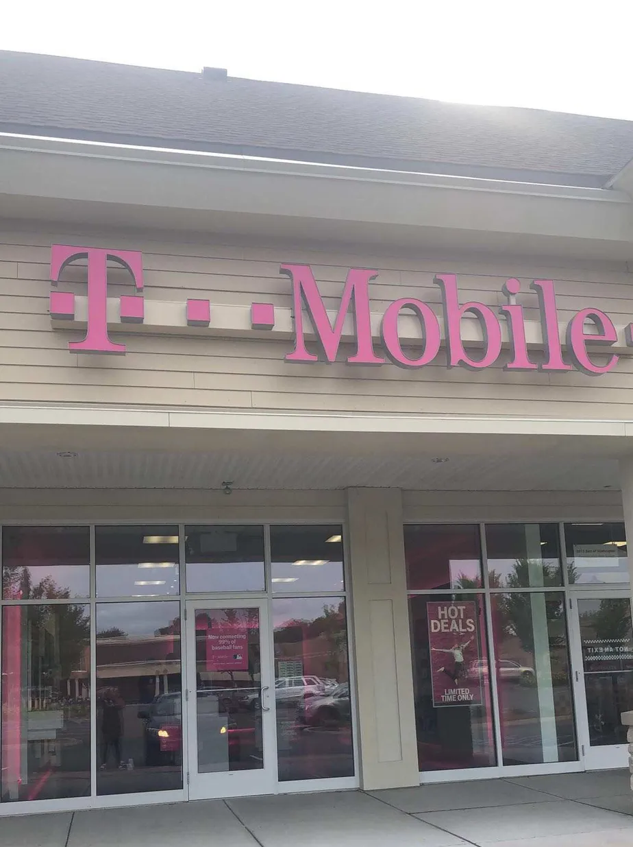 Exterior photo of T-Mobile store at Spencer Plain Rd & Boston Post Rd, Old Saybrook, CT