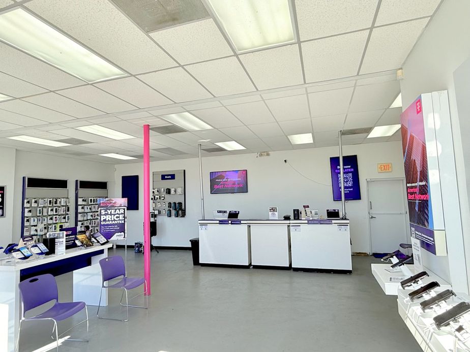 Metro by T-Mobile 4222 E Little Creek Rd - 4222 E Little Creek Rd 