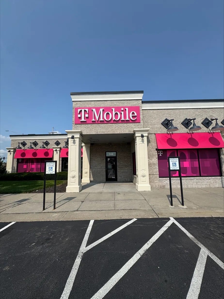  Exterior photo of T-Mobile Store at Northridge Plaza, Olathe, KS 