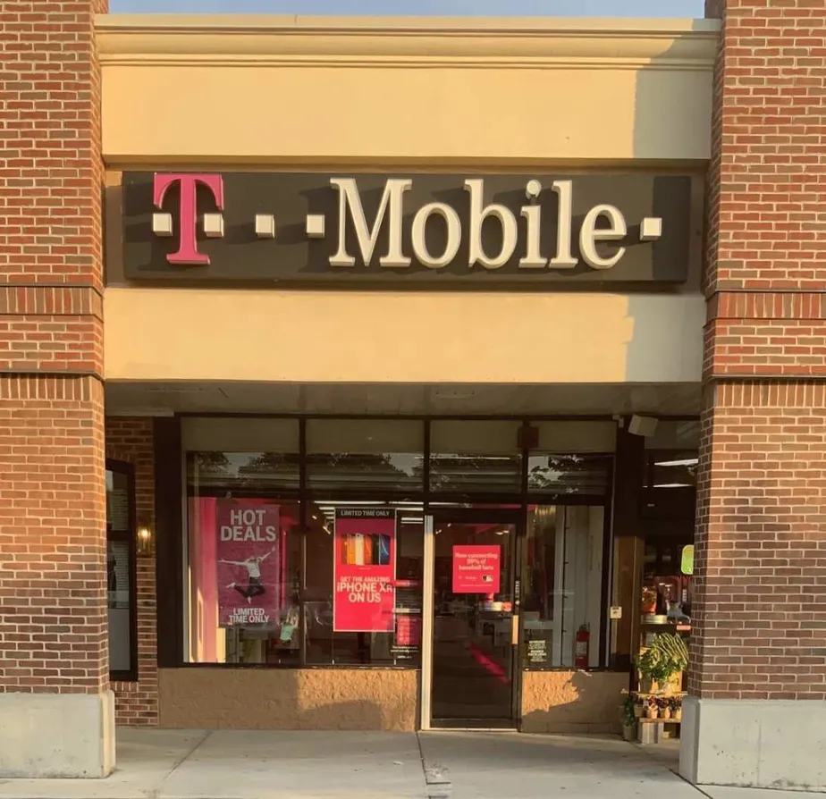 Exterior photo of T-Mobile store at Jericho Tnpk & Calvert Ave 2, Commack, NY