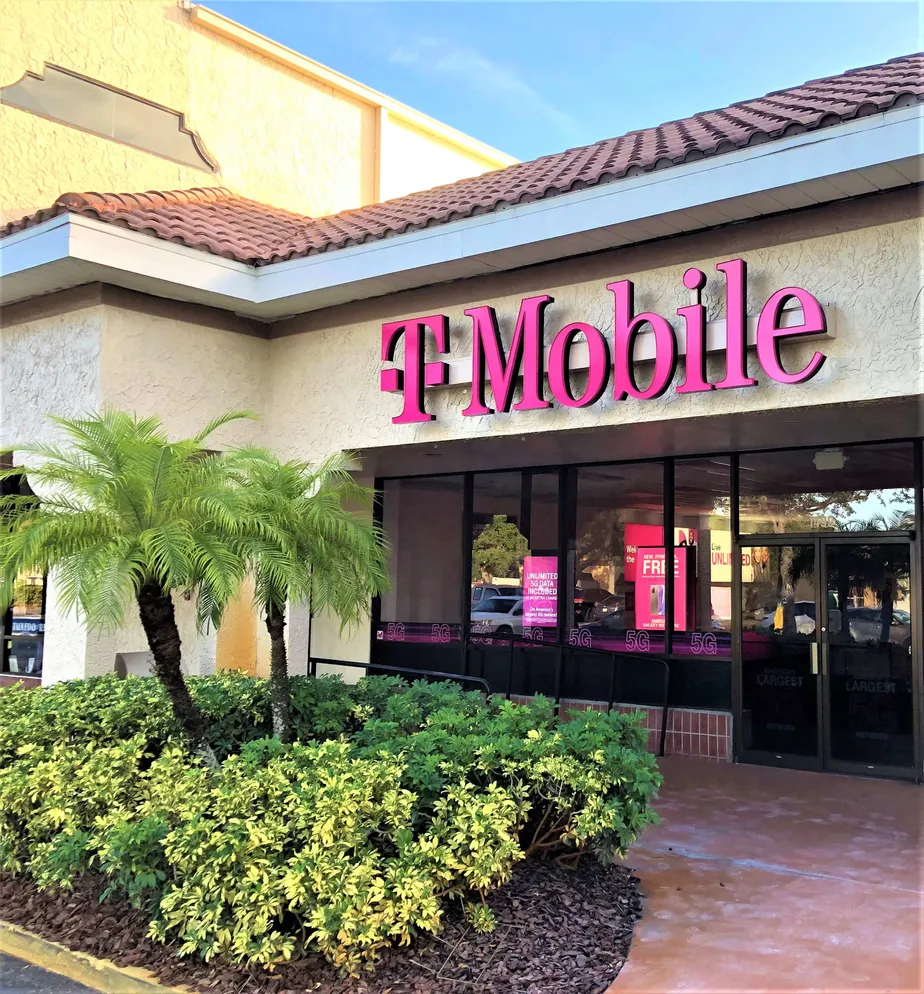 Exterior photo of T-Mobile store at Main St & Keene Rd, Dunedin, FL