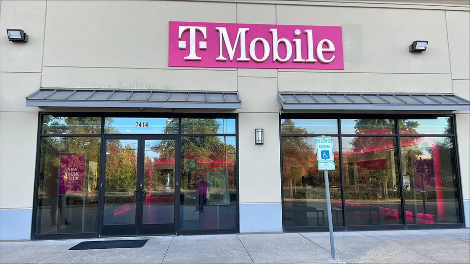 Exterior photo of T-Mobile Store at Beltway 8 & Fort Bend Tollway, Houston, TX