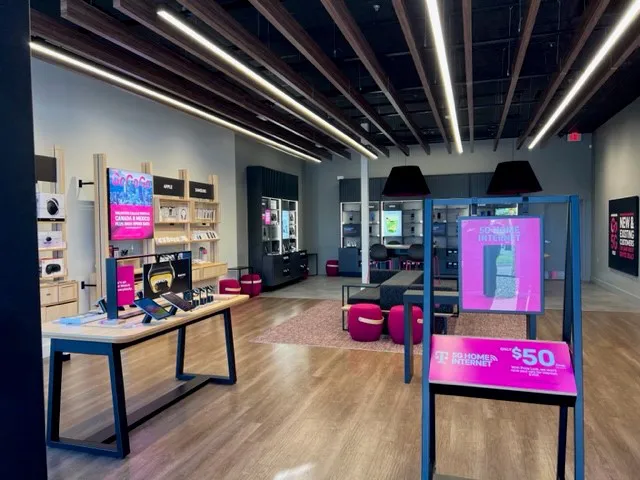Foto del interior de la tienda T-Mobile en E Stacy Rd & Hwy 75, Allen, TX