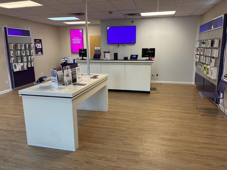 Metro by T-Mobile 1208 Columbus Rd , - 1208 Columbus Rd , 