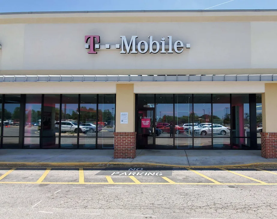 Foto del exterior de la tienda T-Mobile en Lumberton, Lumberton, NC