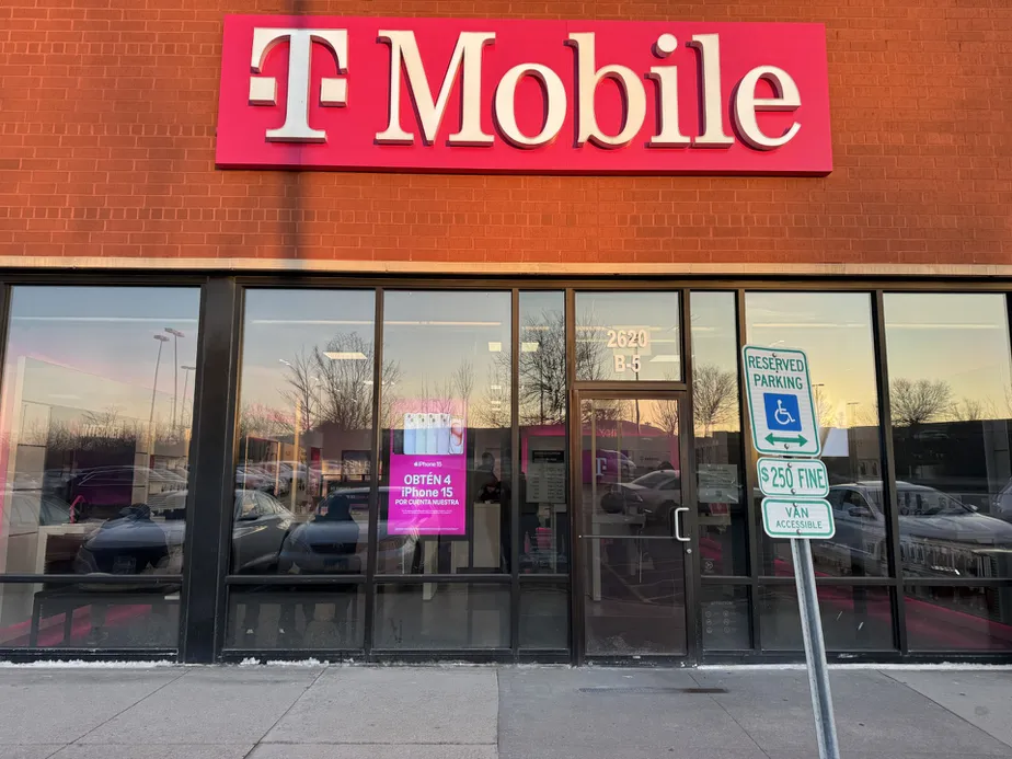Foto del exterior de la tienda T-Mobile en Brickyard, Chicago, IL