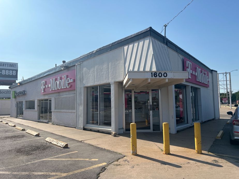 Exterior photo of T-Mobile Store at Geo Washington Bvld & E Harry St, Wichita, KS
