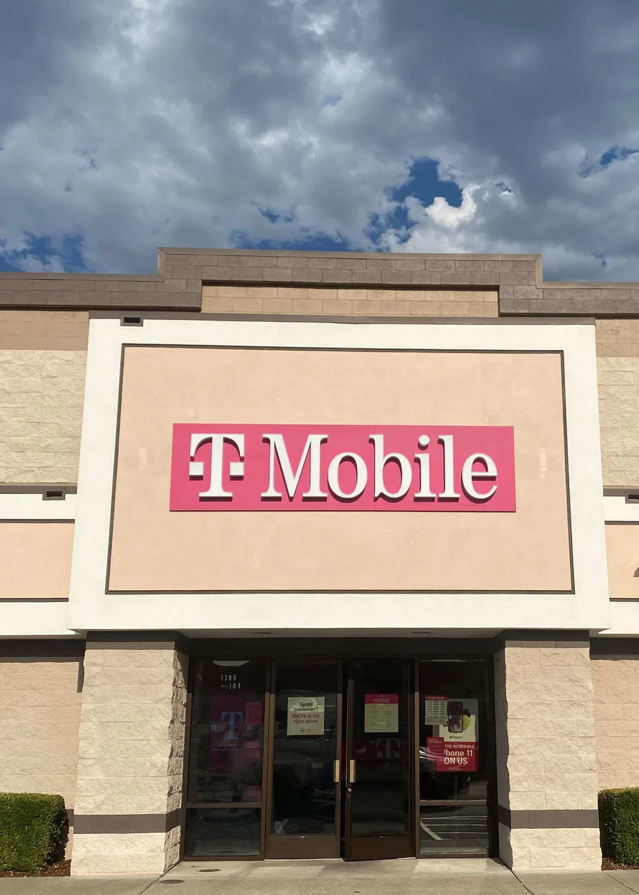  Exterior photo of T-Mobile store at Biddle Rd & Progress Dr, Medford, OR 